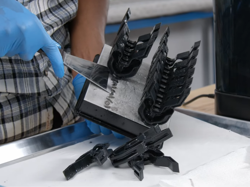 Les pièces imprimées en 3D avec la résine PU Rigid 650 doivent être retirées avec précaution et séchées à température ambiante